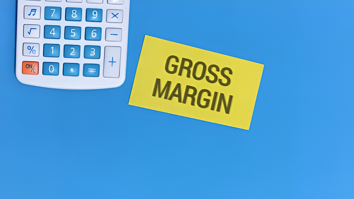 calculator and a yellow sticky note labeled 'gross margin'